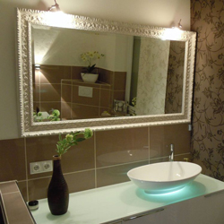 Badezimmer mit gerahmtem Spiegel